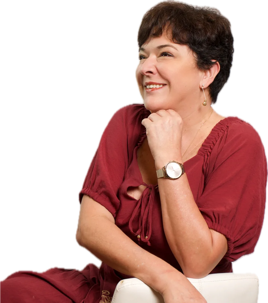 Dra. Silvia Cuartero, de vestido vinho, sorrindo
